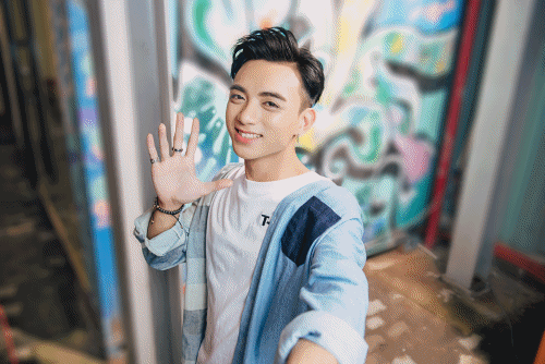 4 cách chụp ảnh "hút" like như Issac, Soobin Hoàng Sơn và Min - 4 Dù hậu trường hơi bừa bộn hay không gian “kém xinh” một chút, thì chỉ cần xoá phông là mọi người chỉ còn thấy “hoàng tử, công chúa” đẹp chói loá mà thôi.