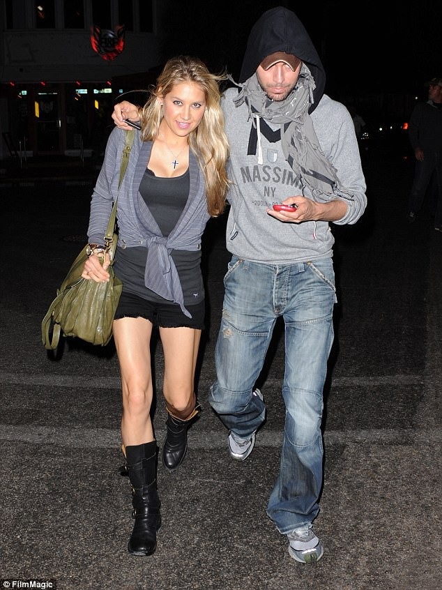 Enrique Iglesias và cựu “công chúa làng quần vợt” đón cặp sinh đôi đầu lòng - 2
Enrique Iglesias, 42 tuổi, và Anna Kournikova, 36 tuổi, ở bên nhau từ năm 2001 mà không cần đám cưới.