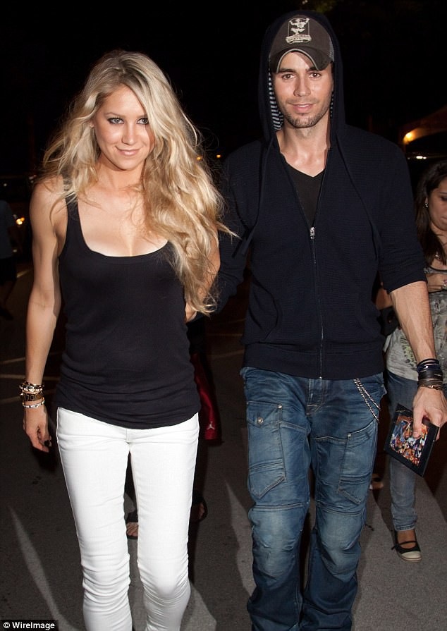 Enrique Iglesias và cựu “công chúa làng quần vợt” đón cặp sinh đôi đầu lòng - 1
Enrique Iglesias và Anna Kournikova vừa đón một cặp sinh đôi một trai và một gái vào cuối tuần vừa rồi.