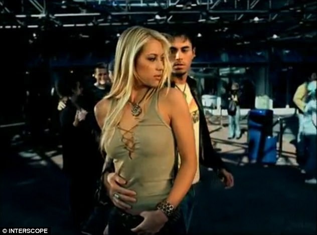 Enrique Iglesias và cựu “công chúa làng quần vợt” đón cặp sinh đôi đầu lòng - 3
Enrique Iglesias và Anna Kournikova quen nhau từ trường quay video clip Escape của Enrique vào năm 2001.