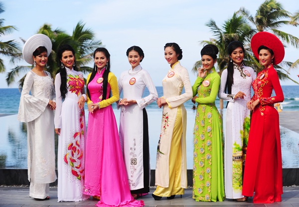 TPHCM khuyến khích mặc áo dài: Ủng hộ nhiều nhưng “e dè” cũng lắm! - 2 Áo dài Việt Nam trong các cuộc thi nhan sắc trong nước