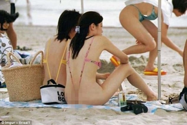 Du khách "hết hồn" với những kiểu đồ bơi "siêu dị" - 6 Một nhóm các cô gái đến từ Trung Quốc tiếp tục gây sốc với đồ tắm thiếu vải tới mức phản cảm.