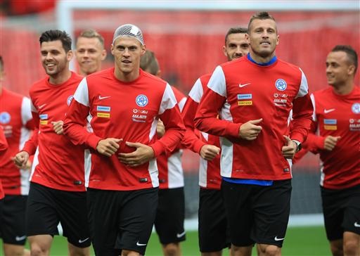 
Các cầu thủ Slovakia tập luyện chuẩn bị trận đấu quyết định với tuyển Anh
