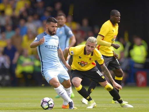 Watford 0-5 Man City: Hoàn thành nhiệm vụ - 2
Aguero (trái) đi bóng trước sự truy cản của Behrami