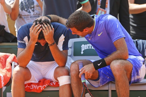 Ngày 7 - Roland Garros: Del Potro thách thức Murray - 1
Del Potro (phải) an ủi Almagro