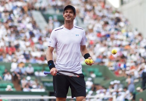 Roland Garros: Andy Murray ngược dòng giành chiến thắng đầy vất vả - 1
Khoảnh khắc Murray tươi cười trong trận đấu với Klizan