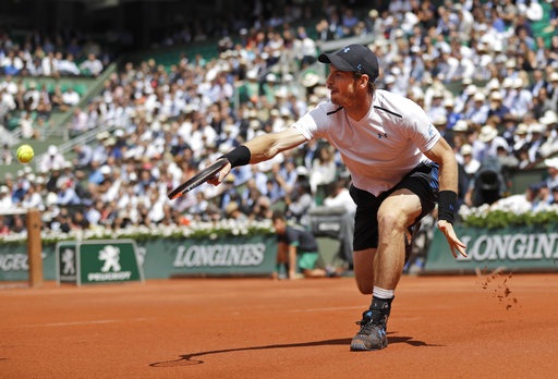Bán kết Roland Garros: Wawrinka hạ gục Murray sau năm set - 5
Murray chọn lối chơi phòng thủ bền bỉ tỉ cuối sân, anh ít khi chơi tấn công
