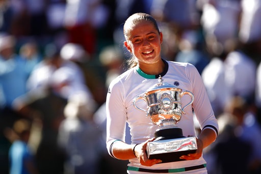 4 nguyên nhân giúp “cô bé” Ostapenko thành công ở Roland Garros - 1
Jelena Ostapenko giành chức vô địch Roland Garros 2017