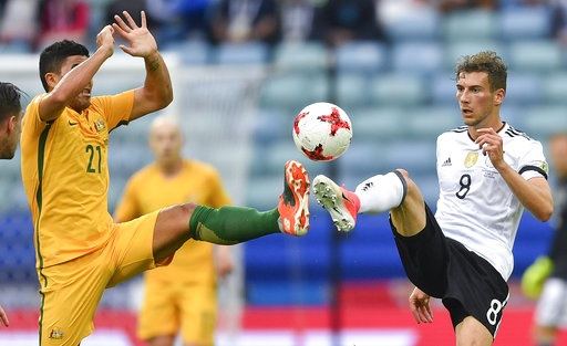 Australia 2-3 Đức: Chiến thắng vất vả - 1
Tiền vệ số 8 Leon Goretzka (Đức, phải) tranh bóng với Massimo Luongo (Australia, trái)
