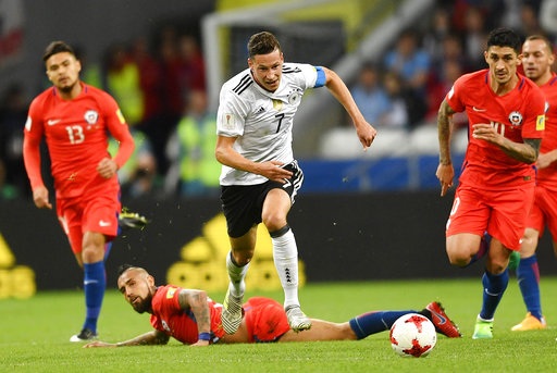 Chile 1-1 Đức: Sanchez tiếp tục thăng hoa - 2
Tiền đạo Draxler (Đức, giữa) bứt phá trước các cầu thủ Chile