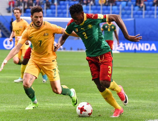 Cameroon 1-1 Australia: Chia điểm, ghìm chân nhau ở cuối bảng - 2
Zambo (Cameroon, phải) đi bóng trước sự truy cản của Leckie (Australia, trái)