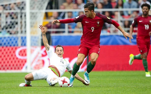 Ngược dòng thắng Mexico, Bồ Đào Nha giành HCĐ Confederations Cup - 3
Tiền đạo Andre Silva (phải) đá hỏng một quả phạt đền ở trận này