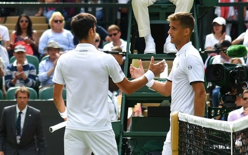 Wimbledon: Djokovic giành chiến thắng chỉ sau 40 phút thi đấu - 1
Djokovic (trái) an ủi Klizan sau khi tay vợt người Croatia quyết định bỏ trận đấu ở vòng 1 Wimbledon