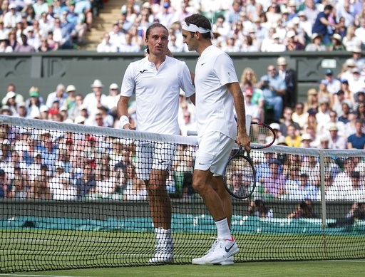 Wimbledon: Đối thủ bỏ cuộc, Federer cân bằng 2 kỉ lục - 1
Dolgopolov (trái) quyết định bỏ cuộc trong trận đấu gặp Federer ở Wimbledon 2017
