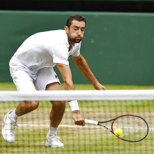 Những khoảnh khắc đưa Federer tới chiến thắng thứ tám ở Wimbledon - 4
Lối chơi mạnh mẽ của Federer khiến Cilic vất vả chống đỡ