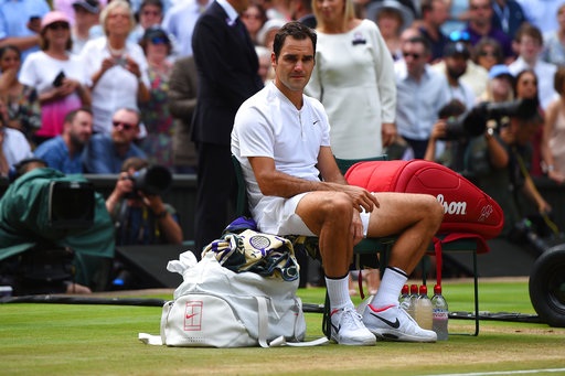Những khoảnh khắc đưa Federer tới chiến thắng thứ tám ở Wimbledon - 13
Khoảnh khắc Federer đợi chờ được trao cúp