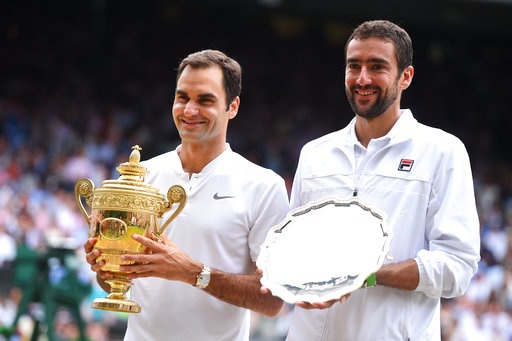 Những khoảnh khắc đưa Federer tới chiến thắng thứ tám ở Wimbledon - 16
Federer và Cilic khoe thành tích trong thời khắc chụp hình lưu niệm