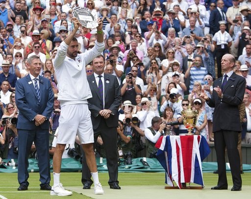 Những khoảnh khắc đưa Federer tới chiến thắng thứ tám ở Wimbledon - 12
Tay vợt người Croatia nhận chiếc đĩa bạc cho người về nhì