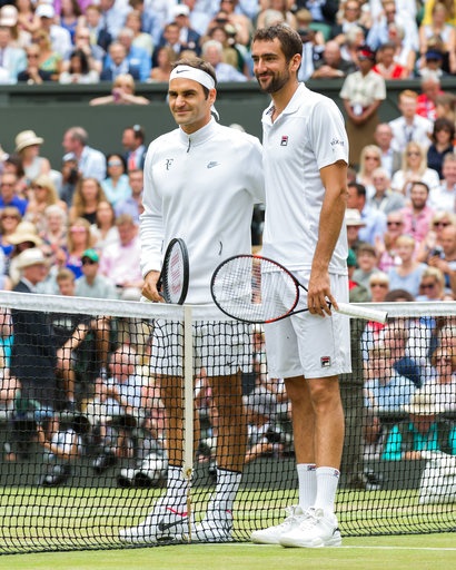 Những khoảnh khắc đưa Federer tới chiến thắng thứ tám ở Wimbledon - 1
Roger Federer (trái) và Marin Cilic (phải) chụp hình trong trận đấu chung kết thứ 131 của Wimbledon