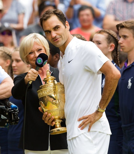 Những khoảnh khắc đưa Federer tới chiến thắng thứ tám ở Wimbledon - 15
Tay vợt người Thụy Sĩ trả lời phỏng vấn sau khi đăng quang ngôi vô địch