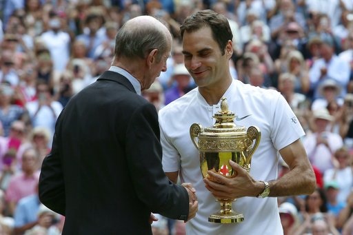 Những khoảnh khắc đưa Federer tới chiến thắng thứ tám ở Wimbledon - 14
Federer (phải) bắt tay từ thành viên hoàng gia Anh - Thái tử Charles