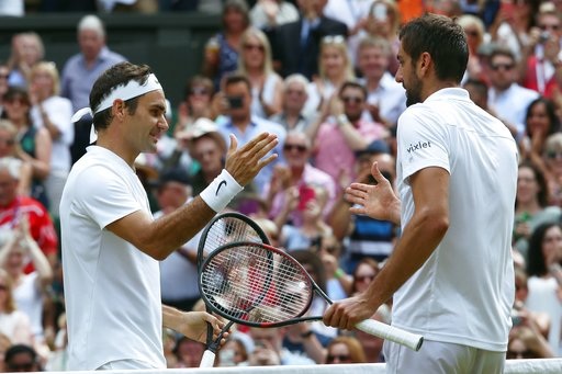 Những khoảnh khắc đưa Federer tới chiến thắng thứ tám ở Wimbledon - 11
Federer (trái) nhận cái bắt tay chúc mừng từ Cilic (phải)
