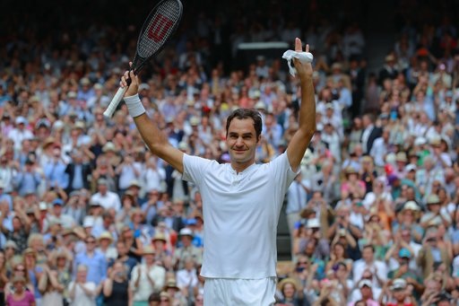Những khoảnh khắc đưa Federer tới chiến thắng thứ tám ở Wimbledon - 10
Tay vợt người Thụy Sĩ ăn mừng khi giành điểm quyết định để kết thúc trận đấu với chiến thắng 3-0. Federer đã vô địch Wimbledon với thành tích 20 set thắng, 0 set thua. Từ năm 1976 tới nay, chưa có nhà vô địch nào đăng quang lại chưa thua một set bao gồm cả Federer ở bảy lần vô địch trước đây