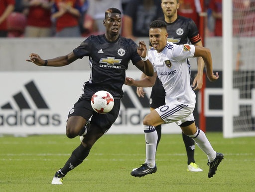 Lukaku lập công, MU ngược dòng hạ Real Salt Lake - 3
Pogba (trái) thi đấu trong hiệp một trận gặp Salt Lake