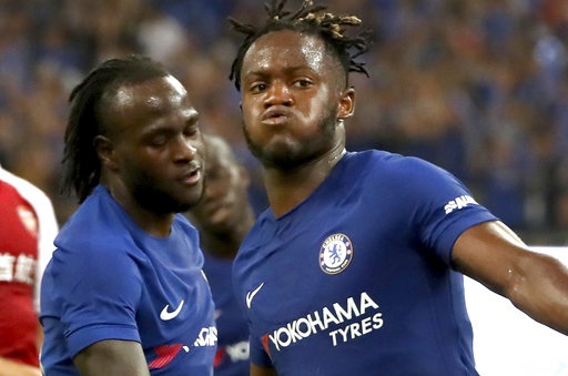 Batshuayi lập cú đúp, Chelsea vùi dập Arsenal - 1
Batshuayi (phải) tỏa sáng với một cú đúp vào lưới Arsenal