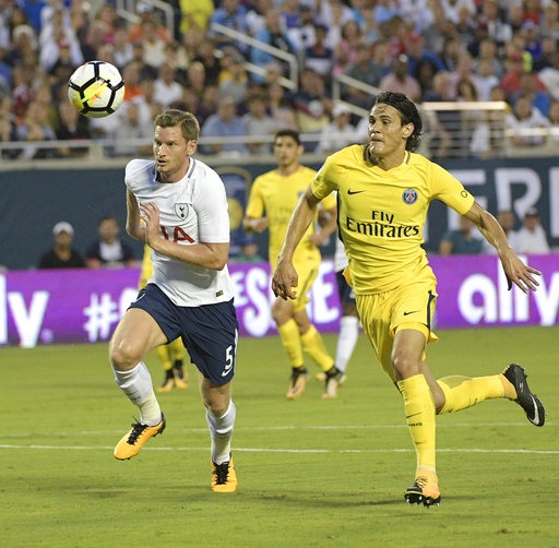 Tottenham 4-2 PSG: Kane sút 11m thành công, Trapp bị đuổi - 3
Vertonghen (trái) tranh bóng với Cavani (phải)