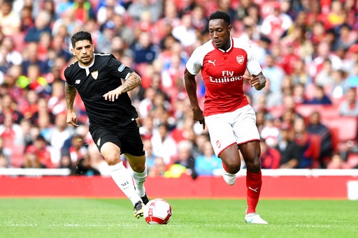 Arsenal 1-2 Sevilla: "Pháo thủ" vẫn vô địch Emirates Cup - 5
Welbeck (phải) thi đấu như một trong hai cầu thủ hộ công phía sau lưng Lacazette trong đội hình Arsenal ở trận đấu này