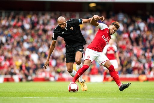 Arsenal 1-2 Sevilla: "Pháo thủ" vẫn vô địch Emirates Cup - 4
Oxlade-Chamberlain (phải) cố gắng đoạt bóng của cầu thủ bên phía Sevilla