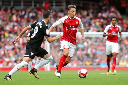 Arsenal 1-2 Sevilla: "Pháo thủ" vẫn vô địch Emirates Cup - 2
Ozil (giữa) chơi mờ nhạt trong trận đấu trước Sevilla