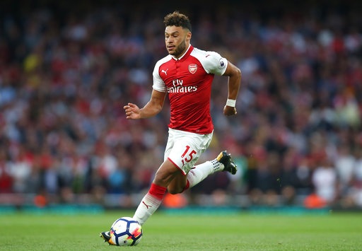 5 cầu thủ có khả năng cao sẽ rời Arsenal trong Hè 2017 - 3
Oxlade-Chamberlain đang là cầu thủ quan trọng trong sơ đồ chiến thuật 3-4-2-1 của Wenger