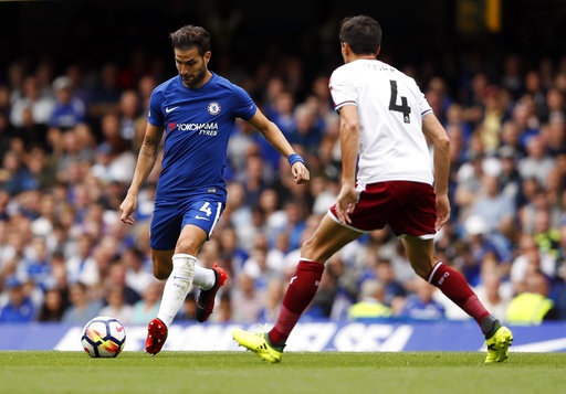 Chelsea 2-3 Burnley: Cú sốc cho nhà ĐKVĐ - 3
Fabregas (trái) thi đấu trước các cầu thủ Burnley