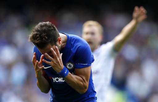 Chelsea 2-3 Burnley: Cú sốc cho nhà ĐKVĐ - 1
Fabregas tỏ ra không hài lòng với quyết định đuổi anh khỏi sân của trọng tài Pawson