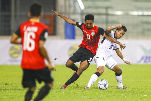 U22 Thái Lan 1-0 U22 Đông Timor: Chiến thắng nhọc nhằn - 2
Cầu thủ Henrique (giữa, U22 Đông Timor) tranh bóng với Nopphon Phonkam (phải, U22 Thái Lan)