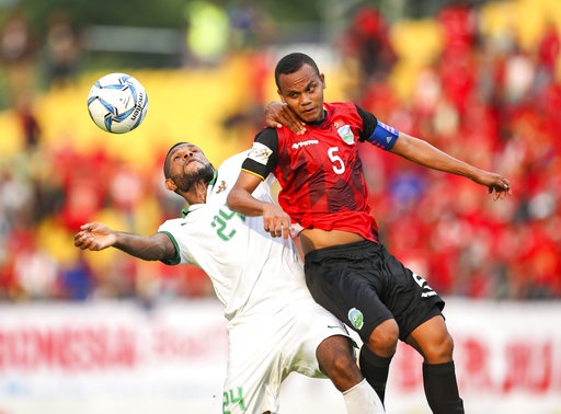 U22 Đông Timor 0-1 U22 Indonesia: Hoàn thành mục tiêu ba điểm - 2
Marinus Mariyanto Wanewar (trái, U22 Indonesia) tranh bóng với Jorge Sabas Victor (phải U22 Đông Timor)