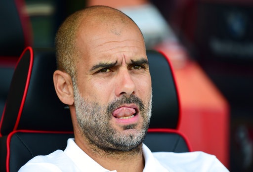 Bournemouth 1-2 Man City: Chiến thắng ở phút bù giờ - 9
Guardiola theo dõi học trò thi đấu trên sân Bournemouth