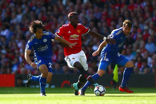 MU 2-0 Leicester: "Kép phụ" tỏa sáng - 7
Pogba (giữa) trong vòng vây của các cầu thủ Leicester