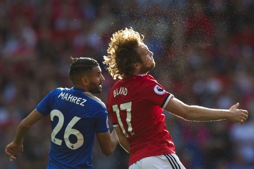 MU 2-0 Leicester: "Kép phụ" tỏa sáng - 4
Mahrez (trái) trong pha tranh bóng trên không với Blind (phải)