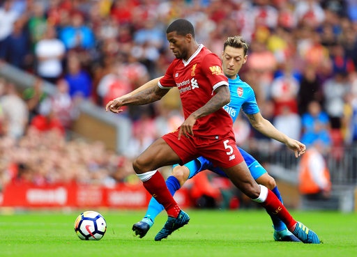 
Pha tranh bóng của Wijnaldum (trái) và Ozil (phải)
