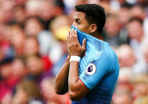 
Sanchez ôm mặt trước mặt trình diễn tệ hại của chính anh và các đồng đội
