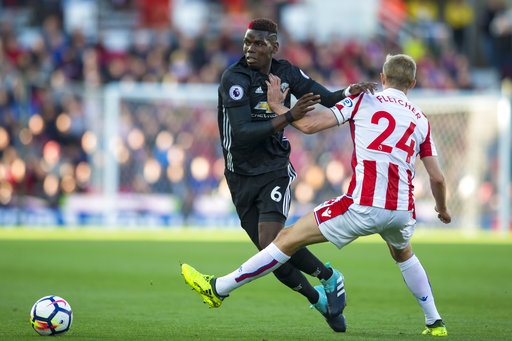 Hàng thủ tệ hại, MU đứt mạch thắng tại sân Stoke City - 2
Pogba (trái) đi bóng trước sự truy cản của Fletcher (phải)