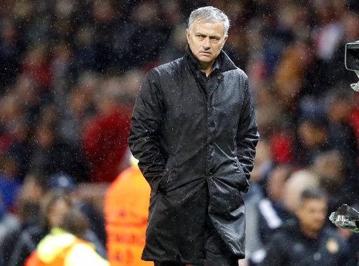 MU lần đầu "thắng ngọt" Basel tại Old Trafford - 3
Gương mặt của Mourinho sau khi kết thúc hiệp một, mặc dù MU đã mở tỉ số song có vẻ chiến lược gia người Bồ Đào Nha chưa hài lòng