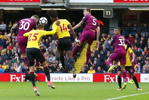 Watford 0-6 Man City: Aguero lập hat-trick - 3
Otemendi (trái) với cú đánh đầu thành bàn