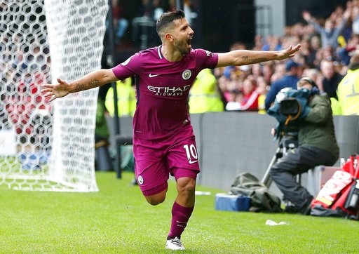 Watford 0-6 Man City: Aguero lập hat-trick - 2
Aguero ăn mừng bàn thắng thứ ba của cá nhân anh vào lưới Watford