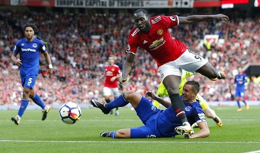 MU 4-0 Everton: 10 phút cuối tưng bừng - 3
Lukaku bị Jagielka cản ngã