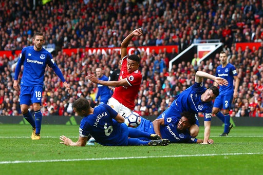 MU 4-0 Everton: 10 phút cuối tưng bừng - 2
Lingard trong vòng vây của các cầu thủ Everton