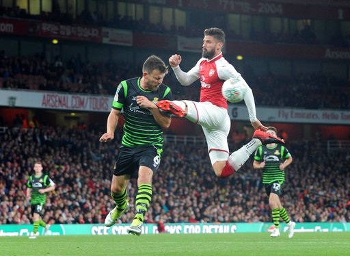 
Giroud (phải) thi đấu trong trận đấu ở League Cup giữa Arsenal và Doncaster vào giữa tuần trước

